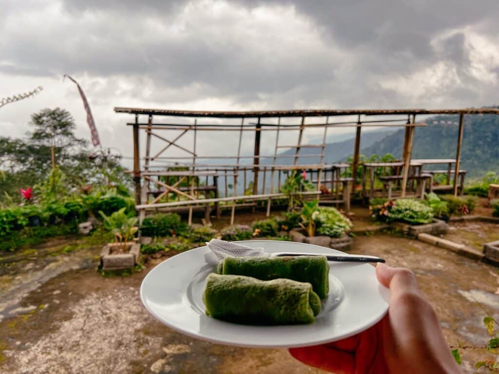 Dadar Gulung Zubereitung bei einem Einheimischen in der Küche auf Bali