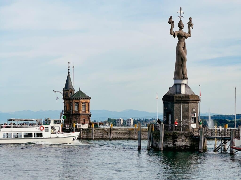 Schifffahrt auf dem Bodensee in den Konstanzer Hafen, Konstanz am Bodensee