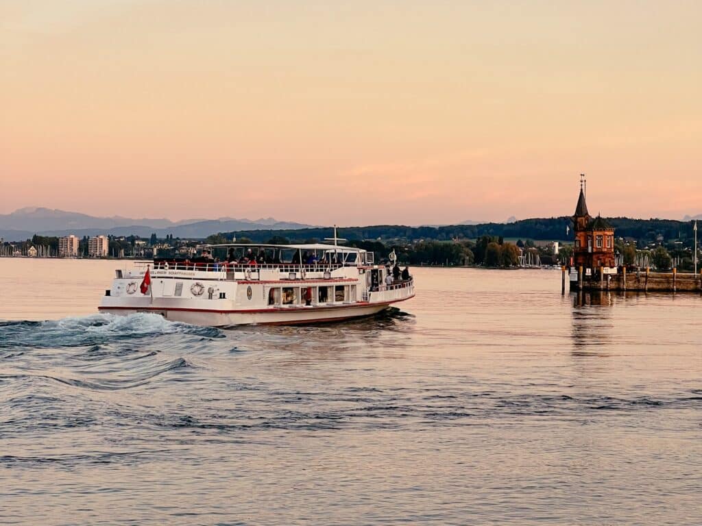 Schifffahrt auf dem Bodensee in den Konstanzer Hafen, Konstanz am Bodensee
