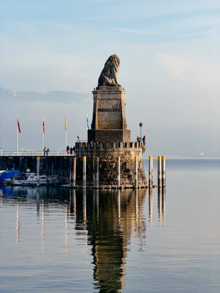Lindauer Hafen in Lindau am Bodensee mit dem bayerischen Löwen