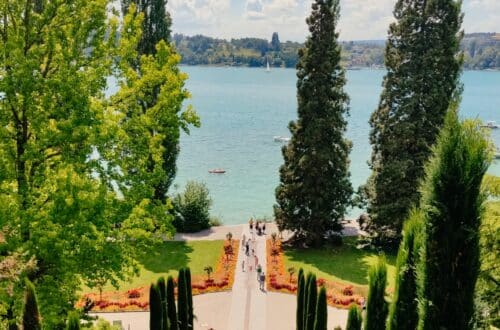 Italienische Blumentreppe auf der Insel Mainau mit Blick auf den Bodensee