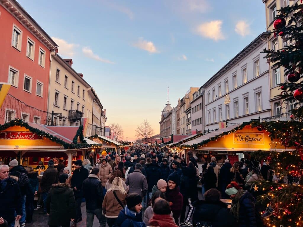 Weihnachtsmarkt auf der Marktstätte von Konstanz am Bodensee
