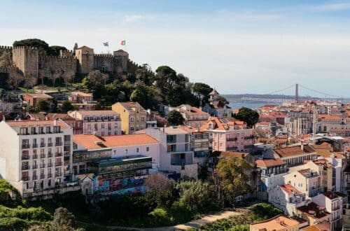 Castelo de São Jorge über den Dächern der Stadt Lissabon, Portugal