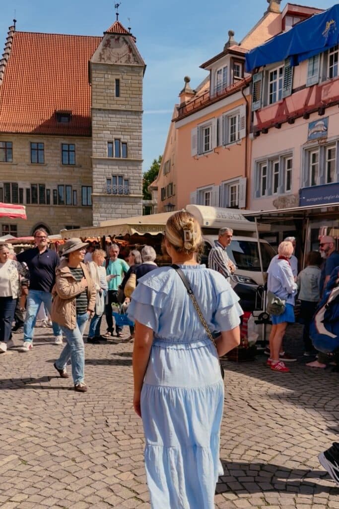 Spaziergang durch die Altstadt von Überlingen am Bodensee, unterwegs auf dem Marktplatz