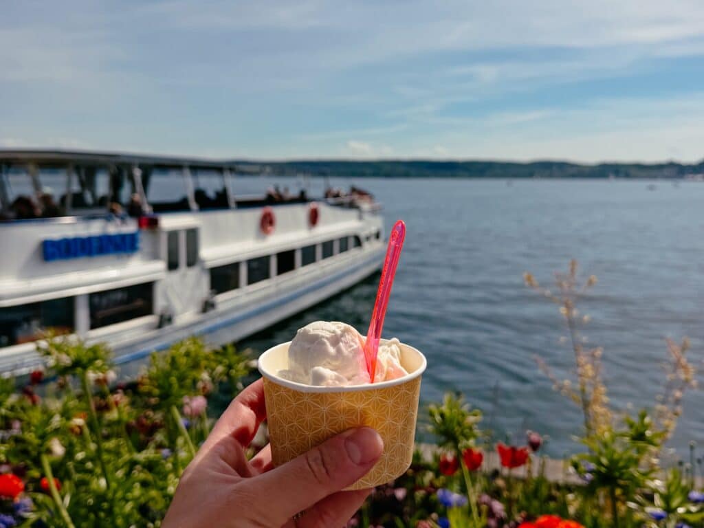 Eis essen an der Seepromenade von Überlingen am Bodensee