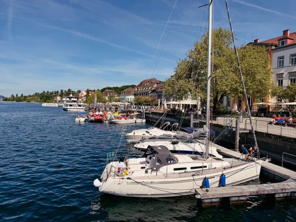 Seepromenade in Überlingen am Bodensee vom Wasser aus