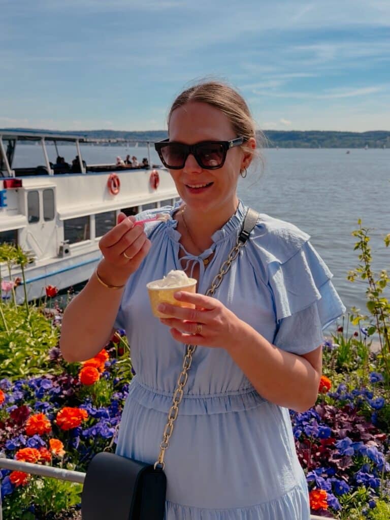 Eis Essen an der Seepromenade in Überlingen am Bodensee