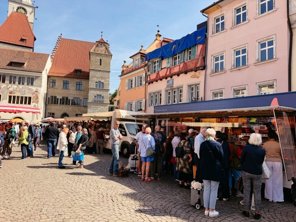 Wochenmarkt in Überlingen am Bodensee am Samstag Vormittag
