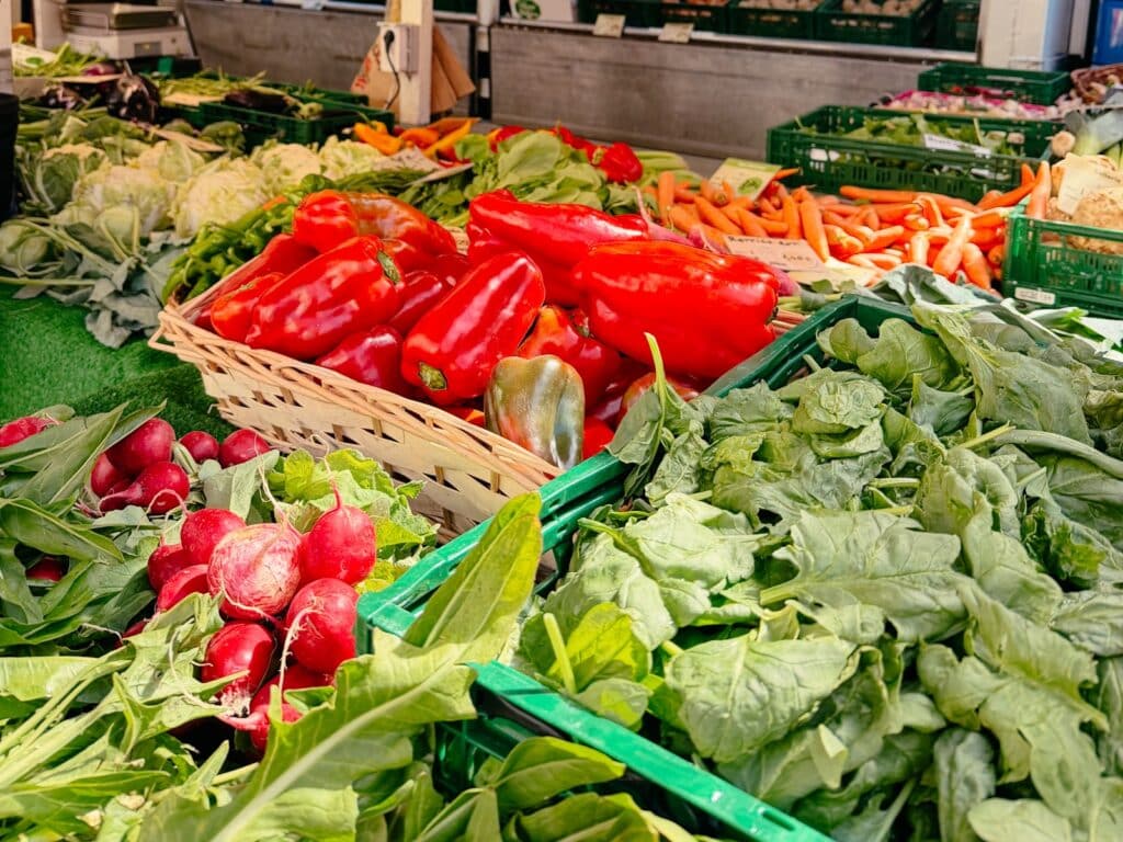 Wochenmarkt in Überlingen am Bodensee am Samstag Vormittag
