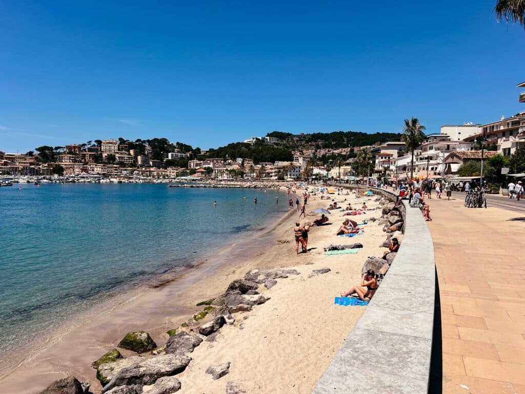 Der Strand von Port de Sóller auf Mallorca