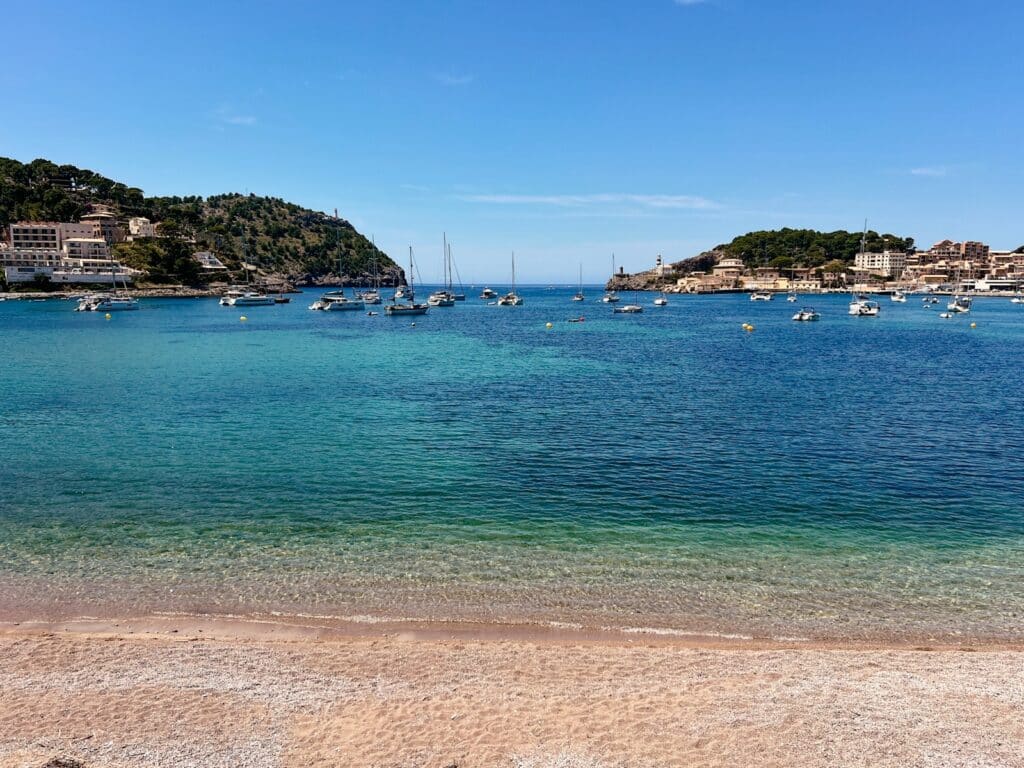 Der Strand von Port de Sóller auf Mallorca