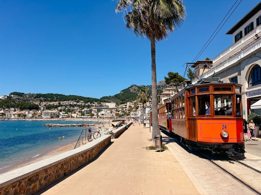 Die historische Straßenbahn fährt entlang der Promenade von Port de Sóller, Mallorca