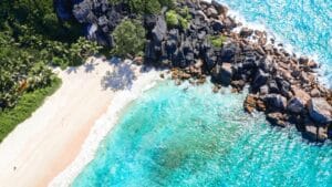 Petite Anse auf La Digue, eine der schönsten Seychellen Strände