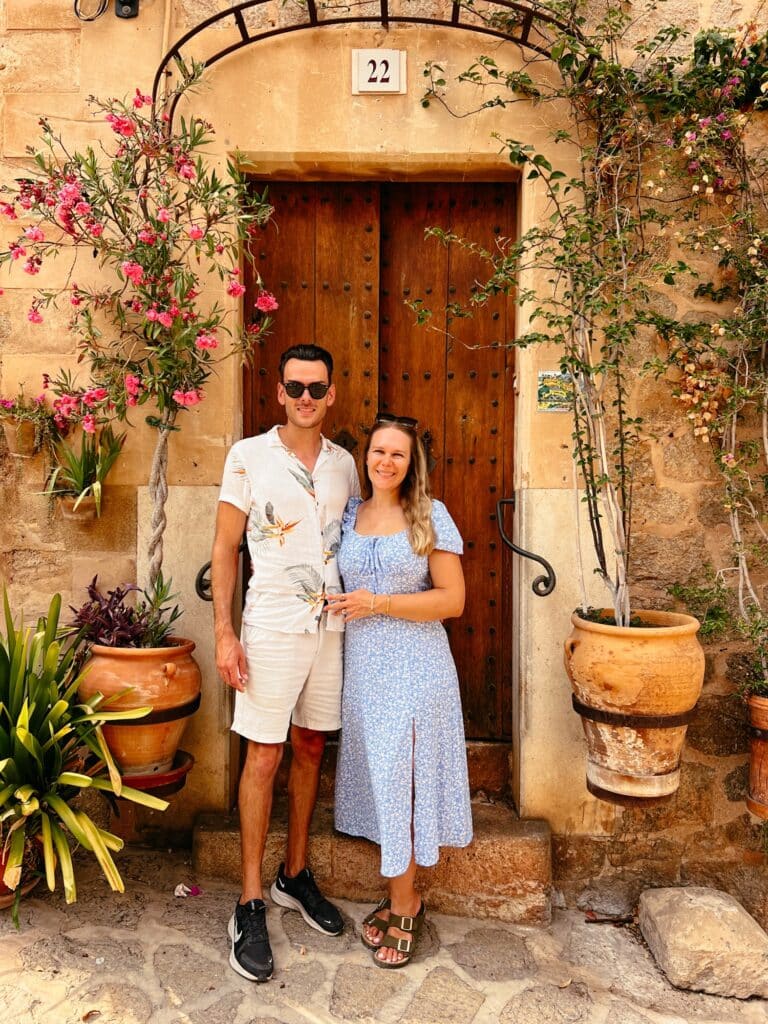 Lukas und Franziska von OurTravelWanderlust.de unterwegs in den Gassen von Valldemossa auf Mallorca