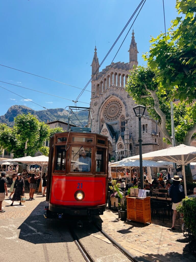 Plaça Constitució & die Kirche Sant Bartomeu in Sóller Mallorca