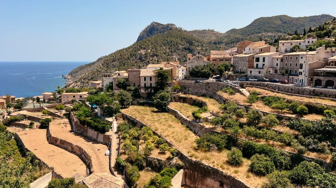 Serra de Tramuntana auf Mallorca, Blick auf das Bergdorf Banyalbufar