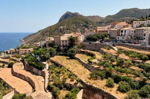 Serra de Tramuntana auf Mallorca, Blick auf das Bergdorf Banyalbufar