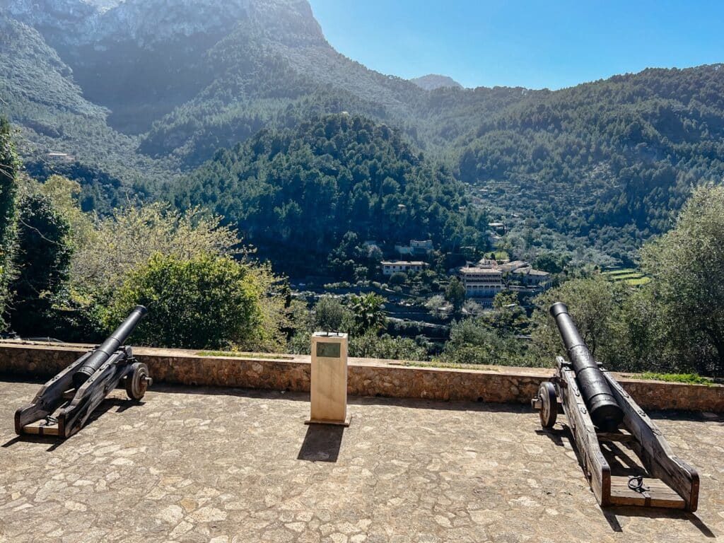 Aussichtspunkt an der Kirche Sant Joan Baptista in Deià auf Mallorca