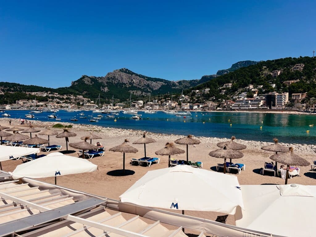 Strand von Port de Sóller auf Mallorca