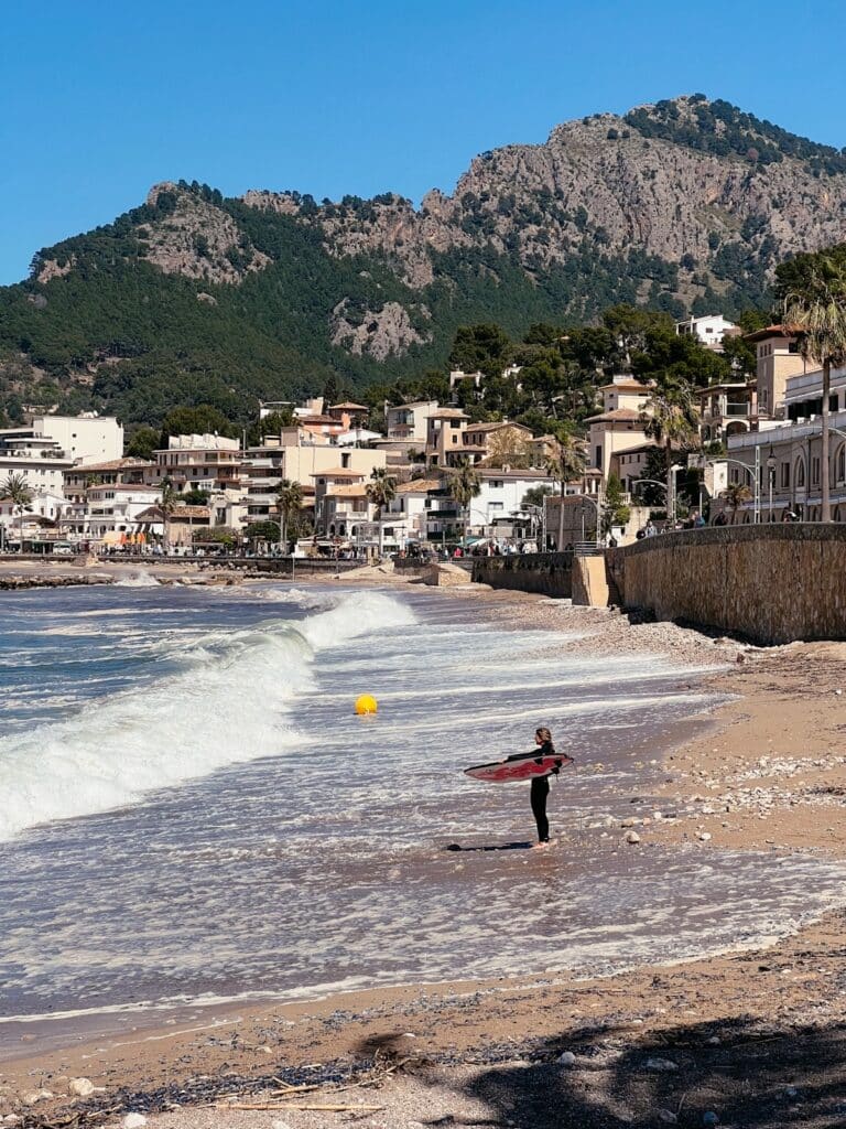 Surfer am Strand von Port de Sóller Mallorca