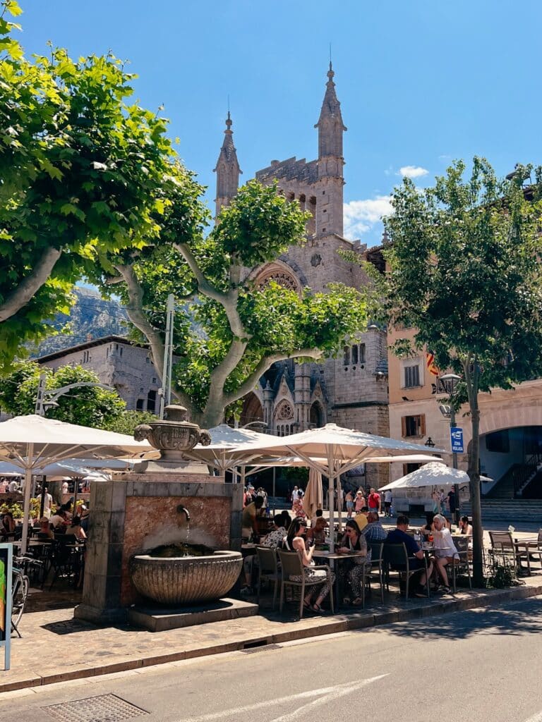 Plaça Constitució & die Kirche Sant Bartomeu in Sóller Mallorca