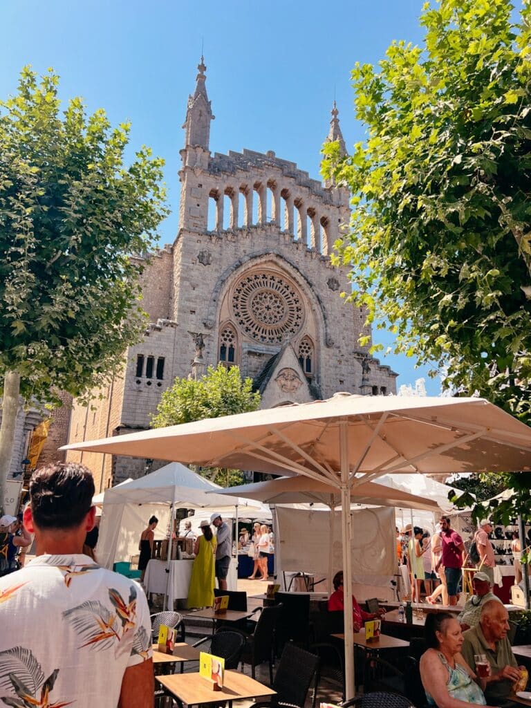 Plaça Constitució & die Kirche Sant Bartomeu in Sóller Mallorca
