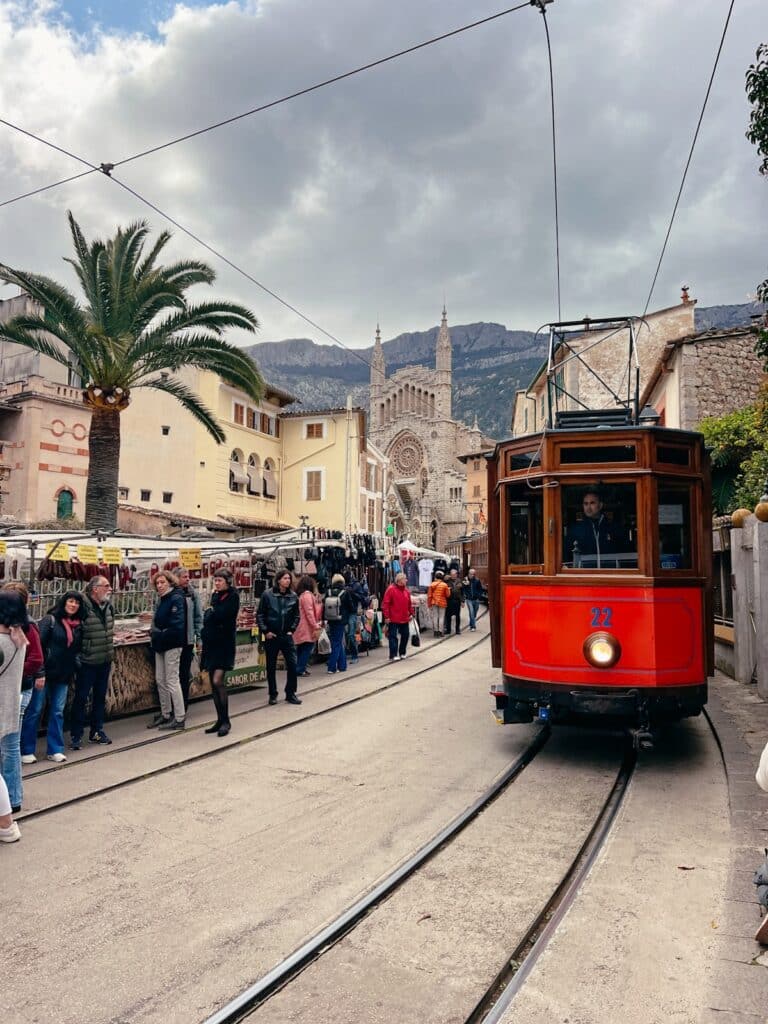 Historische Straßenbahn, eine der bekanntesten Sóller Sehenswürdigkeiten, Mallorca