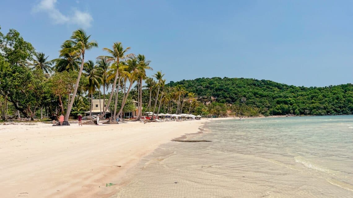 Palmen und Sandstrand am Sao Beach auf Phu Quoc Vietnam, eine der schönsten Phu Quoc Sehenswürdigkeiten