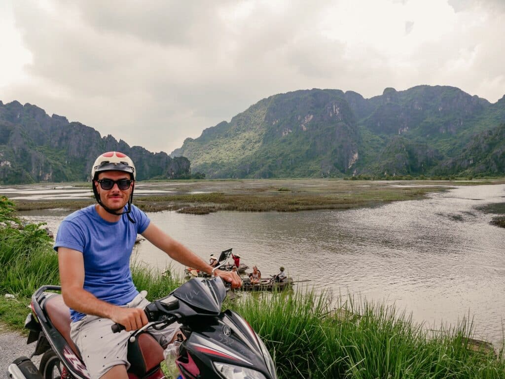 Mit dem Roller unterwegs in Ninh Binh, Vietnam