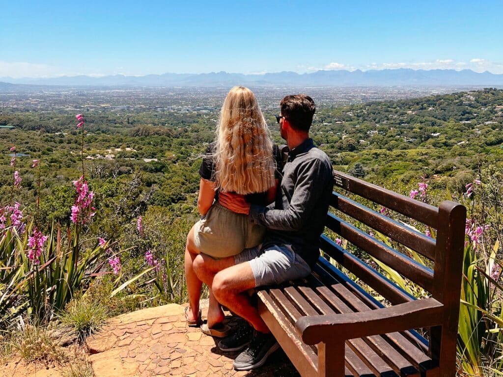Aussichtspunkt im Kirstenbosch Botanical Garden mit Blick über Kapstadt in Südafrika