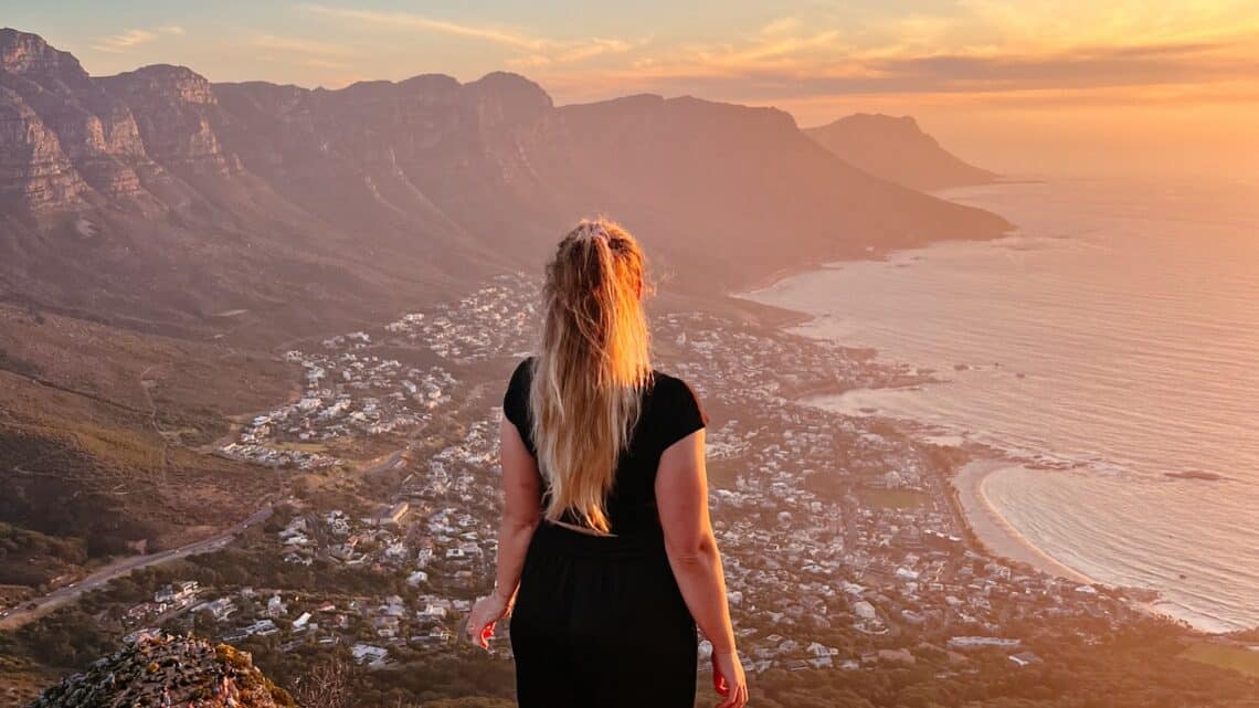 Sonnenuntergang auf dem Lion’s Head in Kapstadt mit Blick auf Camps Bay und die Zwölf Apostel, Südafrika