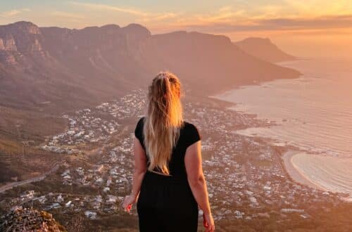 Sonnenuntergang auf dem Lion’s Head in Kapstadt mit Blick auf Camps Bay und die Zwölf Apostel, Südafrika