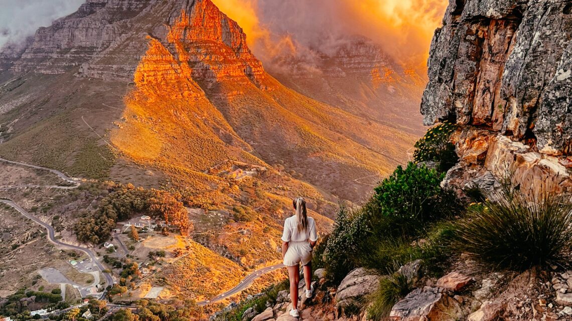 Blick vom Lion’s Head auf den Tafelberg bei Sonnenuntergang in Kapstadt in Südafrika