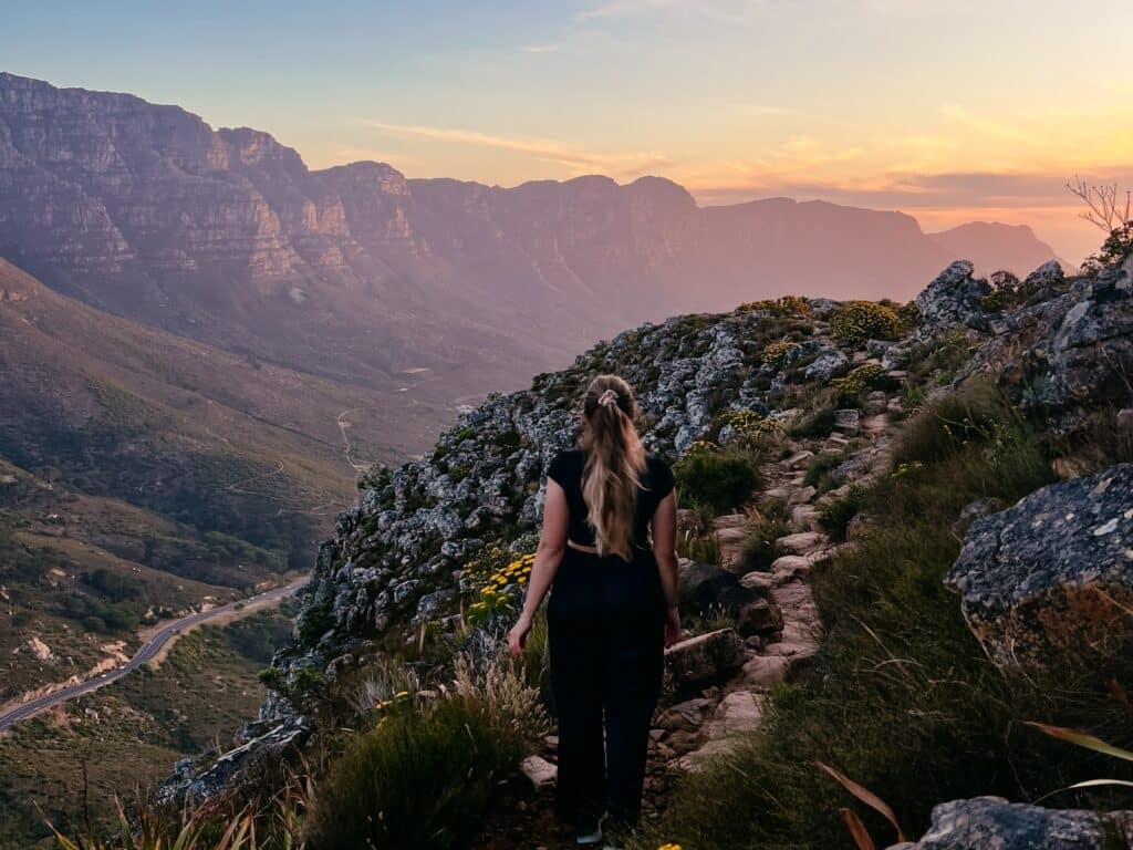 Zum Sonnenuntergang auf den Lion's Head in Kapstadt wandern, Südafrika