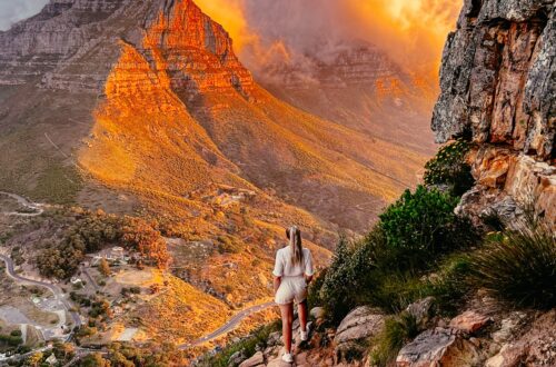 Blick vom Lion’s Head auf den Tafelberg bei Sonnenuntergang in Kapstadt in Südafrika