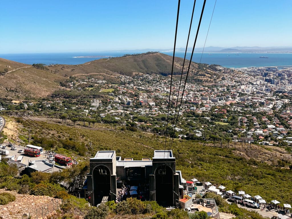 Blick auf die Tafelberg Seilbahn Station in Kapstadt von der Seilbahn aus, Südafrika