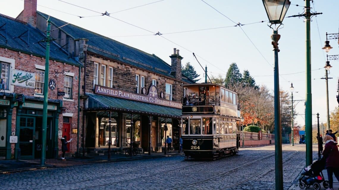 Historische Straßenbahn und viktorianische Häuser im Beamish Museum in County Durham