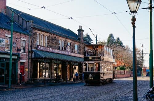 Historische Straßenbahn und viktorianische Häuser im Beamish Museum in County Durham