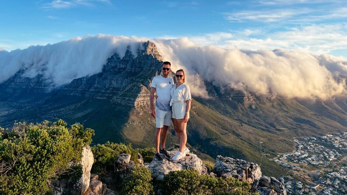 Blick auf den Tafelberg in Kapstadt vom Lion's Head, Südafrika