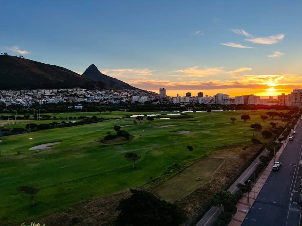 Blick auf den Green Point Park, den Signal Hill und Lion's Head von der Dachterrasse des O'Two Hotels in Kapstadt, Südafrika