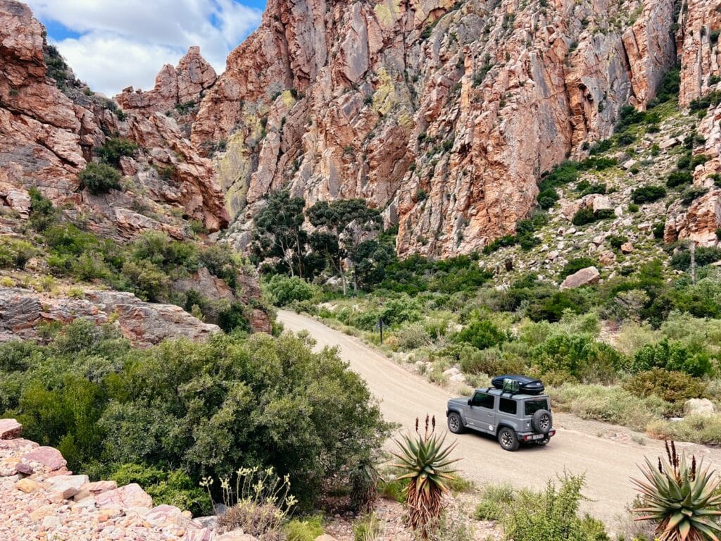 Mit dem SUV unterwegs auf dem Swartberg Pass, Südafrika