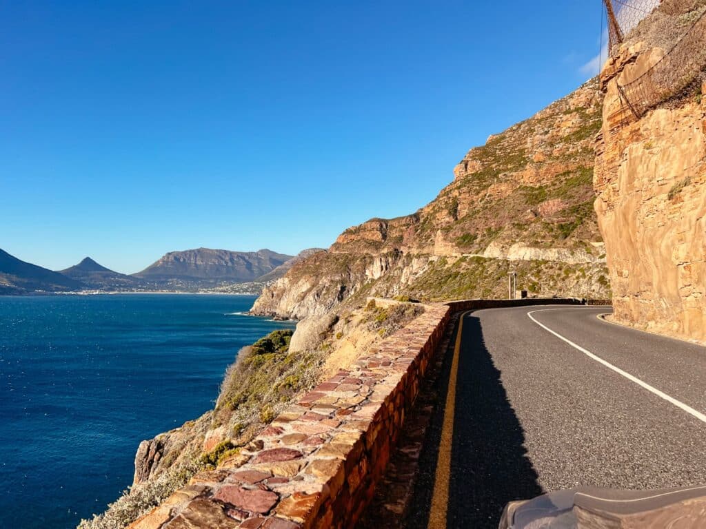 Mit dem Mietwagen unterwegs am Chapmans Peak Drive in Kapstadt in Südafrika